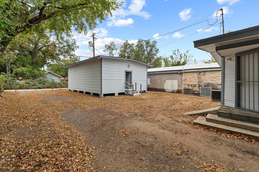 More Photos Of 2117 E Cesar Chavez St, Austin Office Residential For Sale