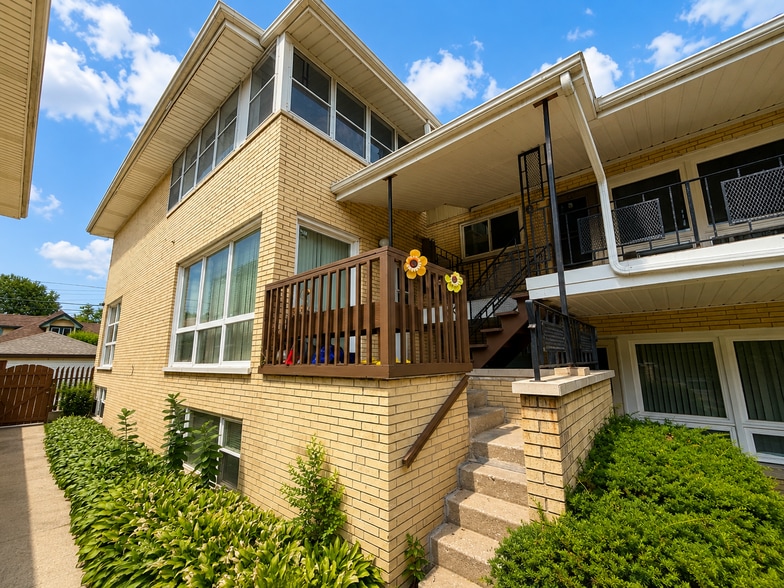 More Photos Of 512-514 W Harrison St, Oak Park Apartments For Sale