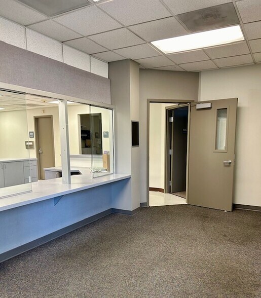 More Photos Of 1390 Biddle Rd, Medford General Retail For Lease