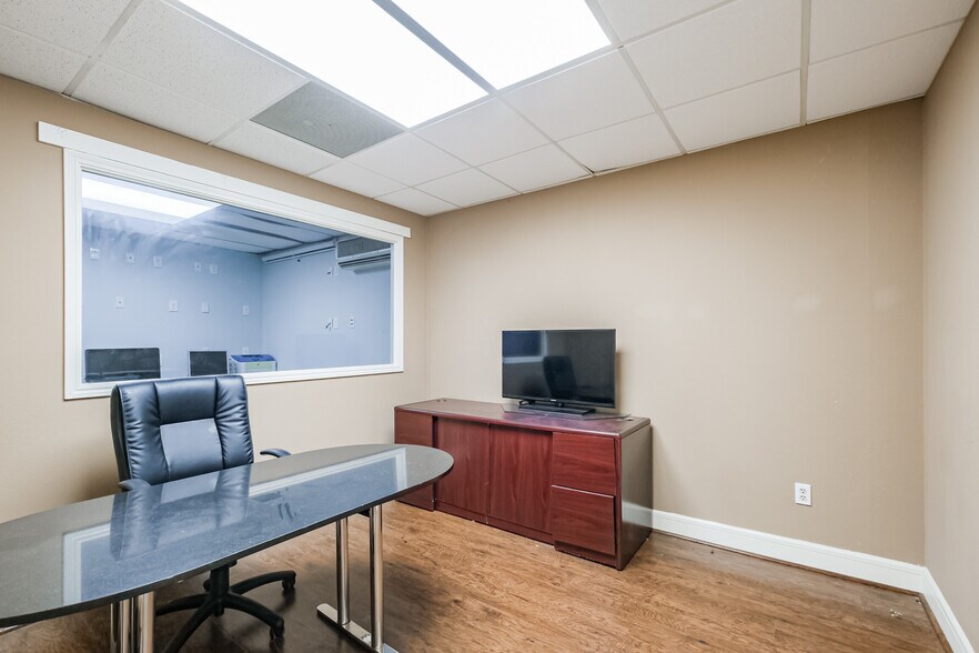 More Photos Of 8200 Westglen Dr, Houston Loft Creative Space For Lease