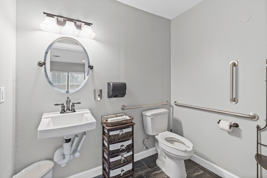 More Photos Of 6606 Old Shell Rd, Mobile Office For Sale