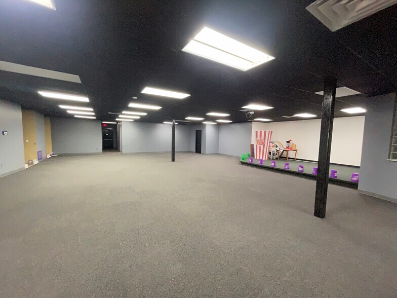 More Photos Of 16455 Woodward Ave, Highland Park Office For Lease