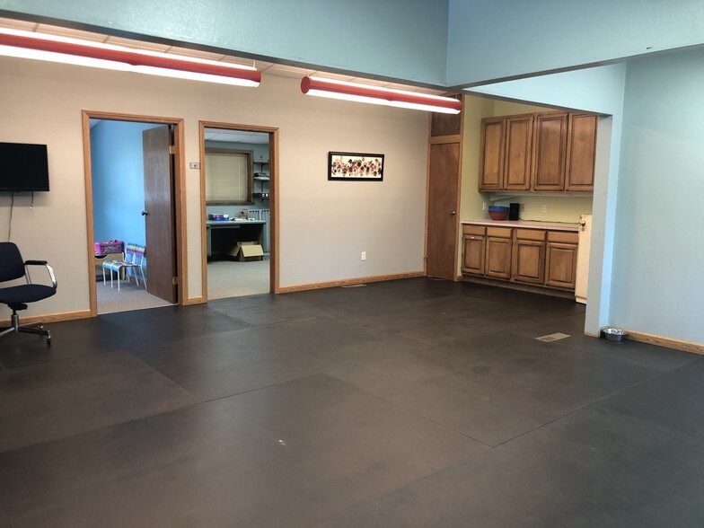 More Photos Of 1916 Sheldon Ave, Colorado Springs Distribution For Lease