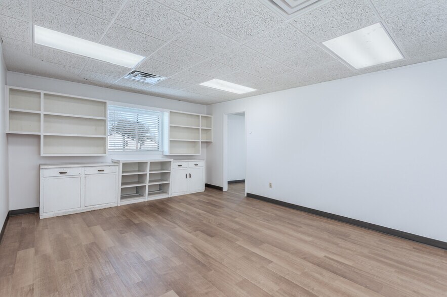 More Photos Of 600 W Main St, Whitesboro Light Manufacturing For Sale