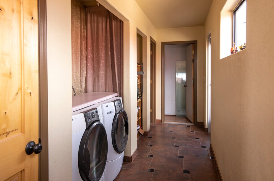 More Photos Of 1216 W Third St, Winslow Showroom For Sale