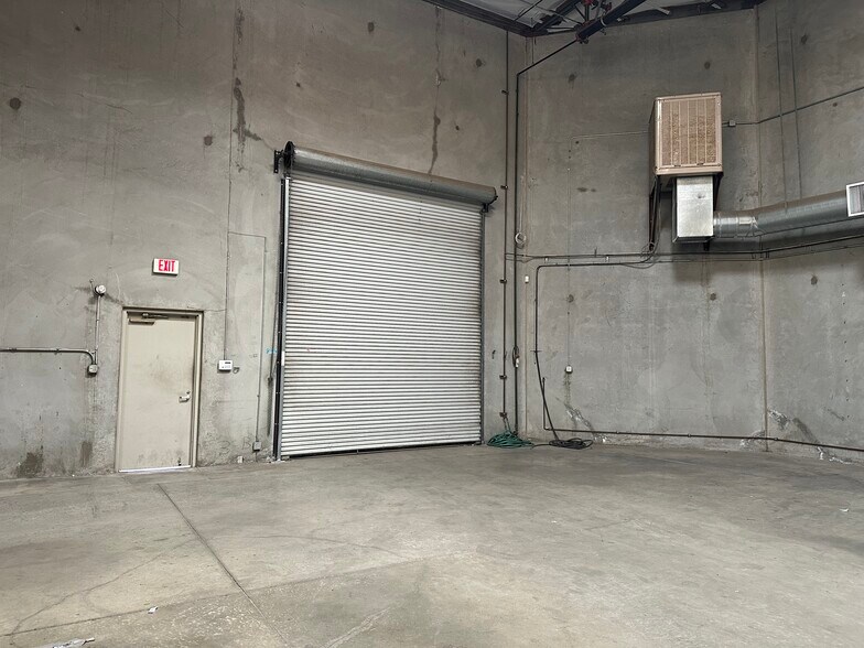 More Photos Of 21130 Centre Pointe Pky, Santa Clarita Warehouse For Lease
