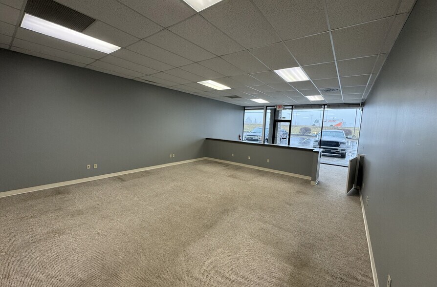 More Photos Of 705 SE Melody Ln, Lee's Summit Storefront For Lease