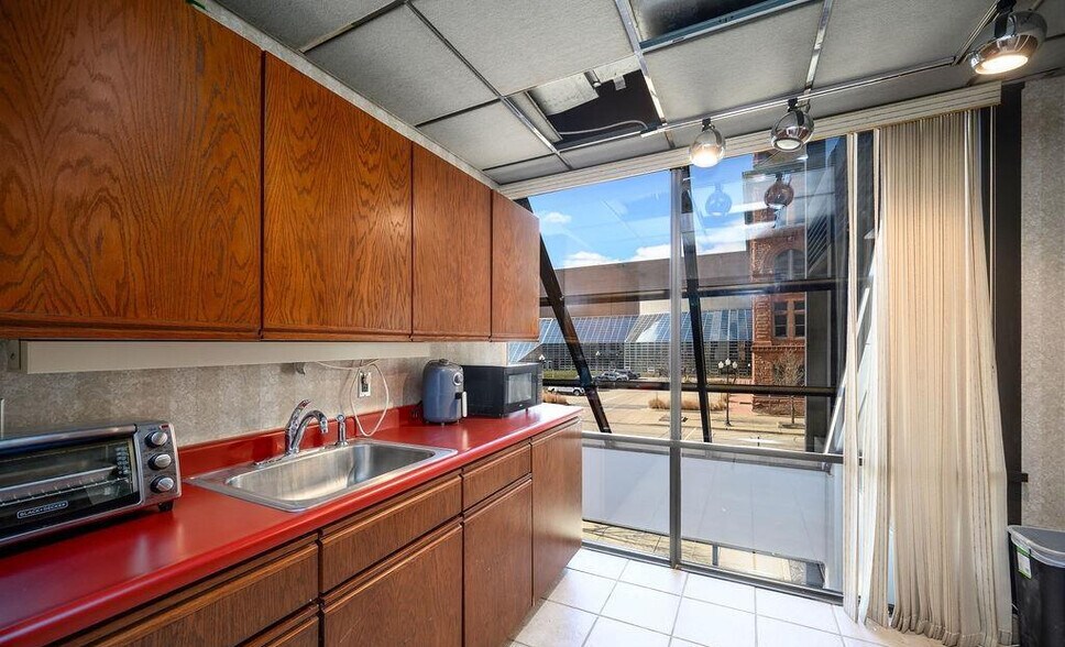 More Photos Of 456 Fulton St, Peoria Office For Sale