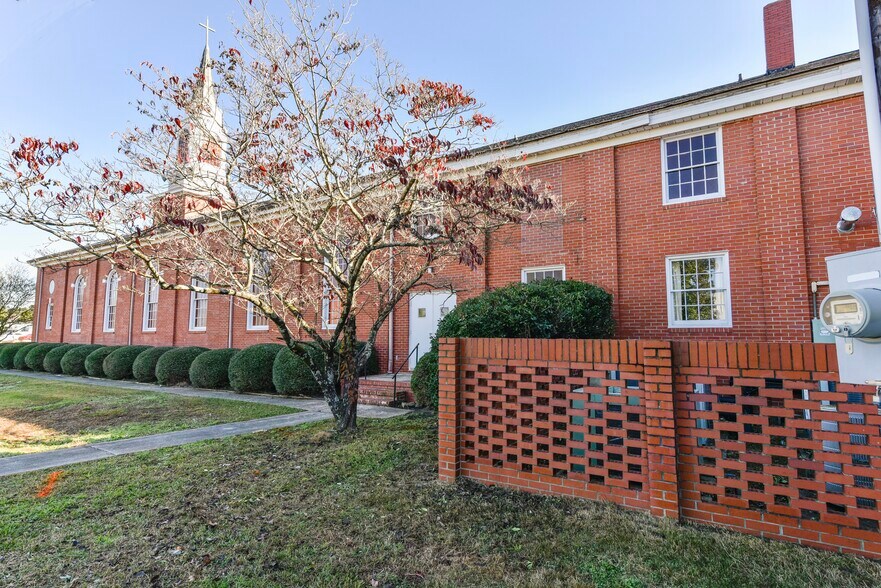 More Photos Of 3901 Raeford Rd, Fayetteville Religious Facility For Lease