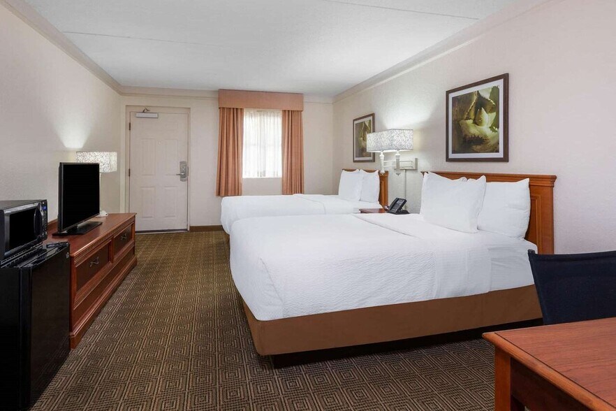 More Photos Of 351 W Hillsboro Blvd, Deerfield Beach Hotel For Sale