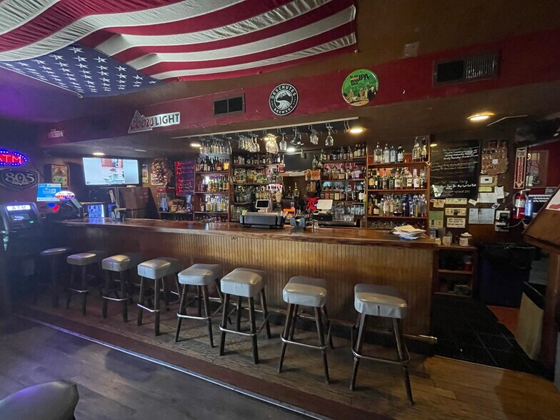 More Photos Of 612 B St, Marysville Bar For Sale