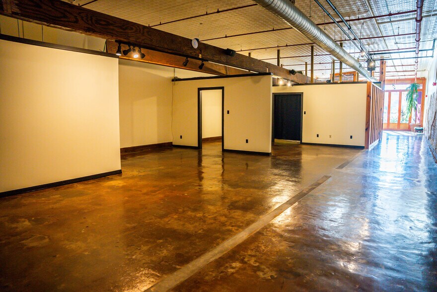 More Photos Of 146 Maxwell Ave, Greenwood Restaurant For Lease