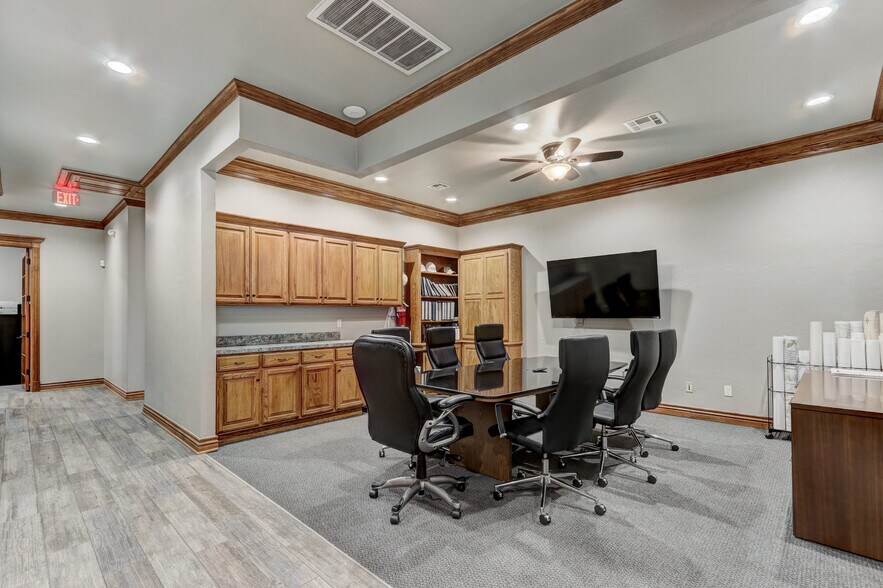 More Photos Of 901-909 Wall St, Norman Office For Sale