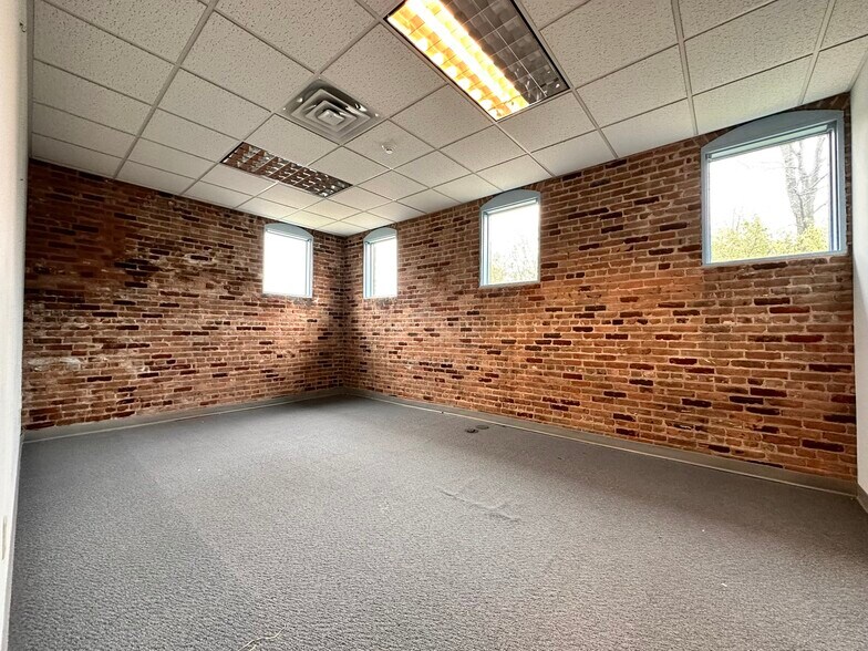 More Photos Of 118 3rd St E, Ashland Office For Sale
