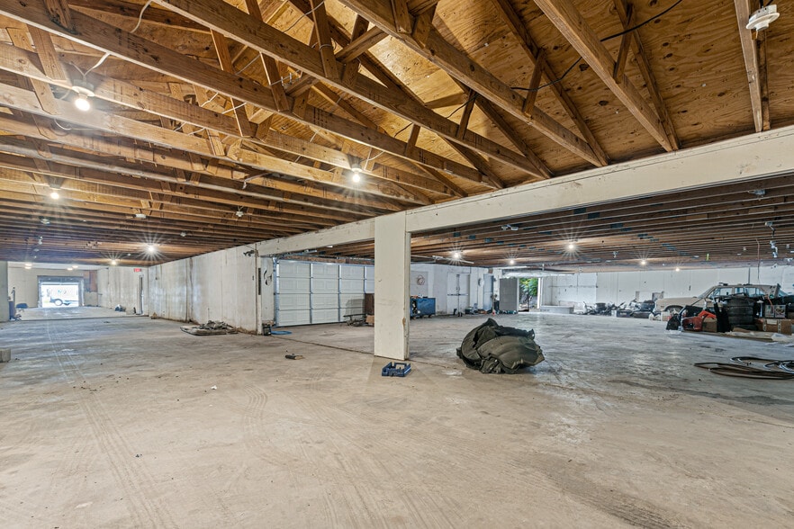 More Photos Of 11448 Reeder Rd, Dallas Light Distribution For Sale