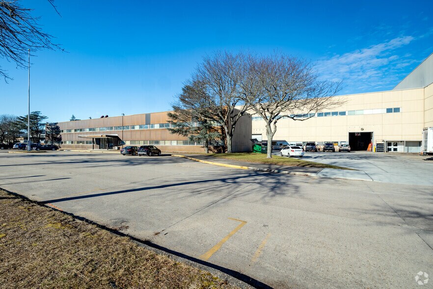More Photos Of 368 Burman Blvd, Calverton Warehouse For Lease