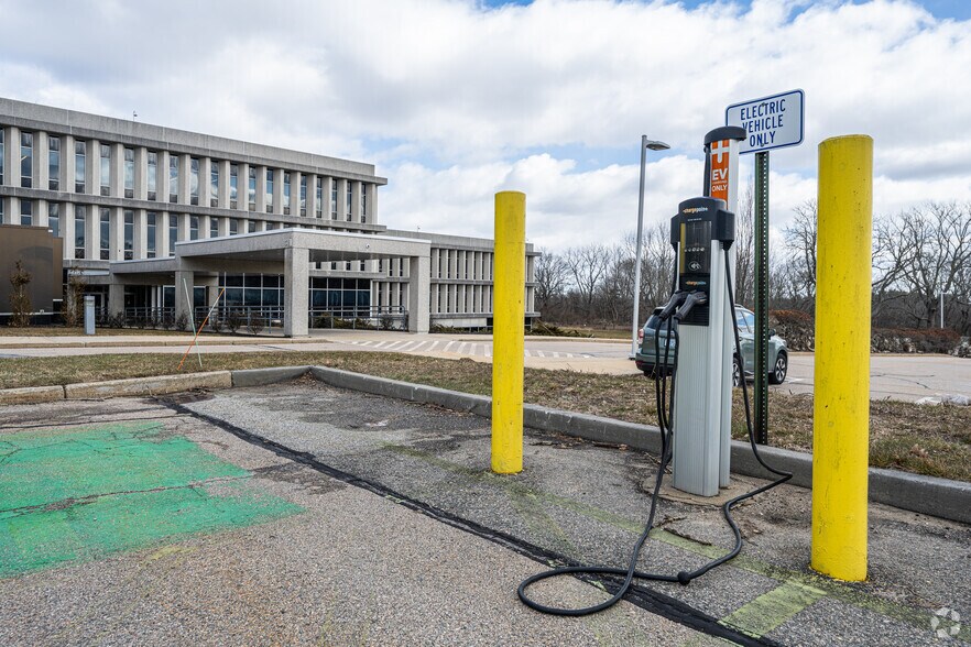 More Photos Of 700 Quaker Ln, Warwick Office For Lease