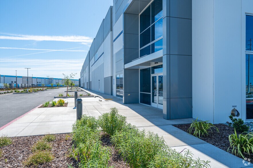 More Photos Of 7320 Power Line Rd, Sacramento Distribution For Lease