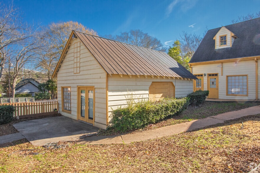 More Photos Of 913 Main St, Stone Mountain Office For Lease