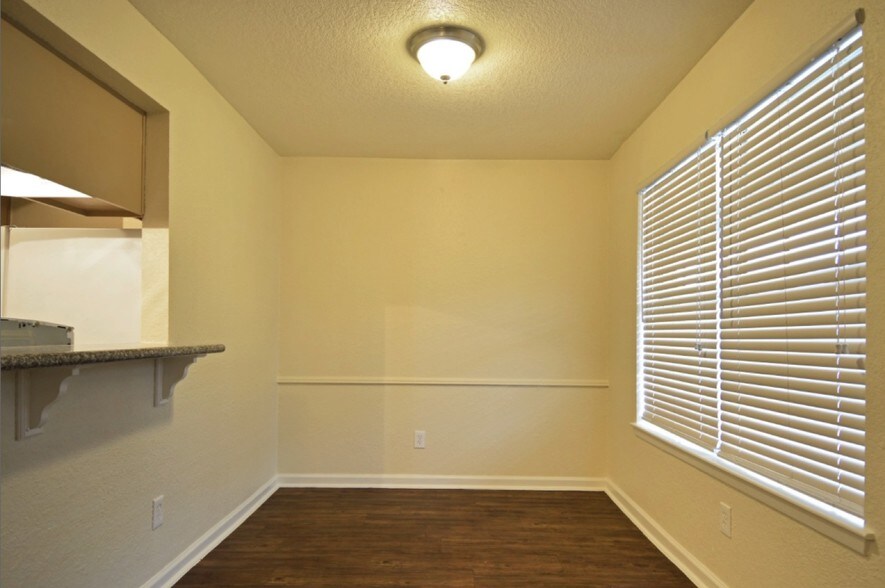 More Photos Of 601 E Coombs St, Alvin Apartments For Sale