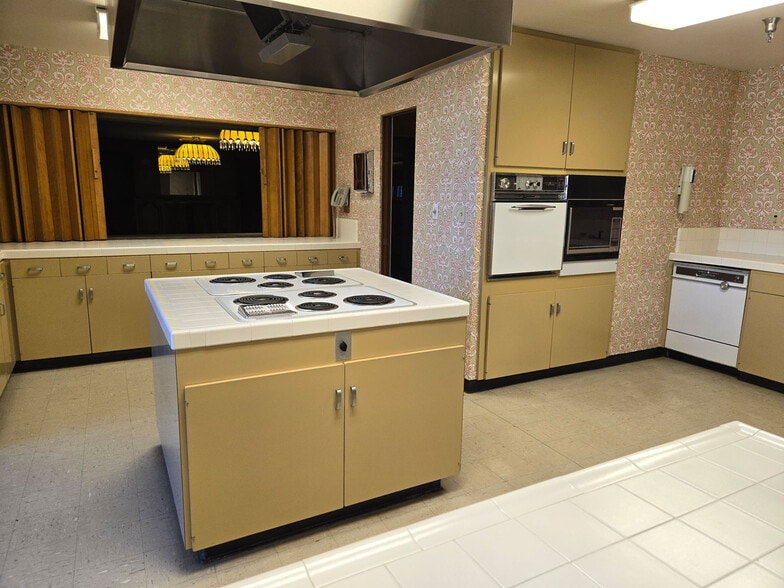 More Photos Of 16750 Schoenborn St, North Hills Flex For Sale