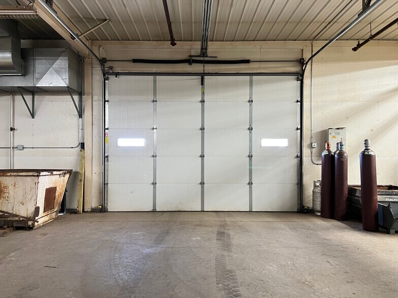 More Photos Of 1025 4 Bottle Dr, Valley City Industrial For Lease