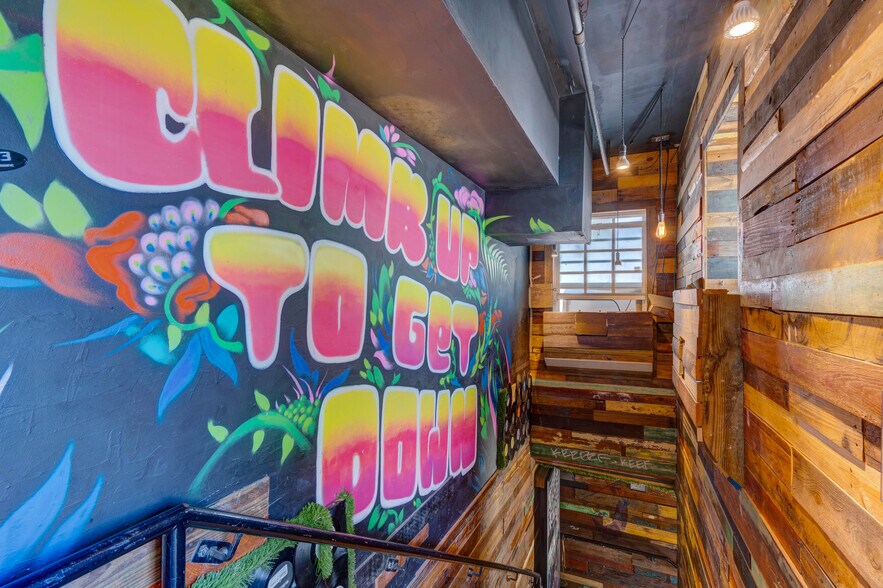 More Photos Of 135 Duval St, Key West Bar For Lease