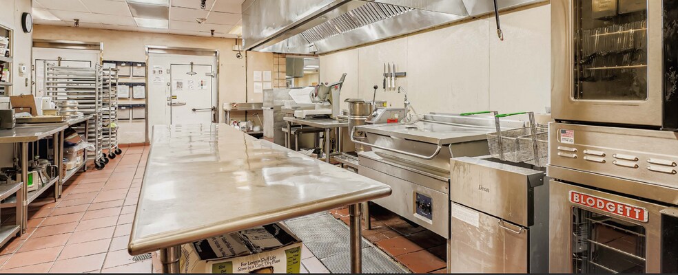 More Photos Of 9999 Westheimer Rd, Houston Hotel For Lease