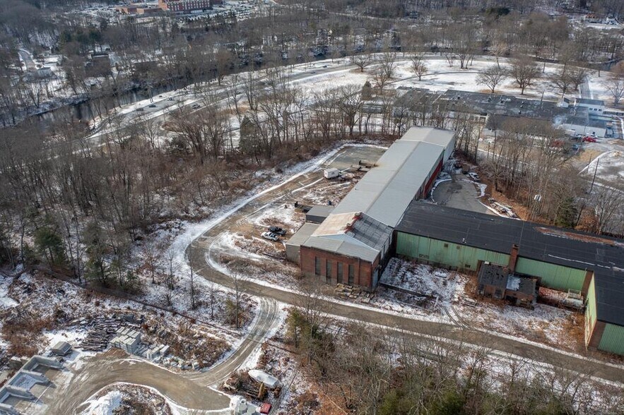 More Photos Of 30 Harris St, Putnam Warehouse For Lease