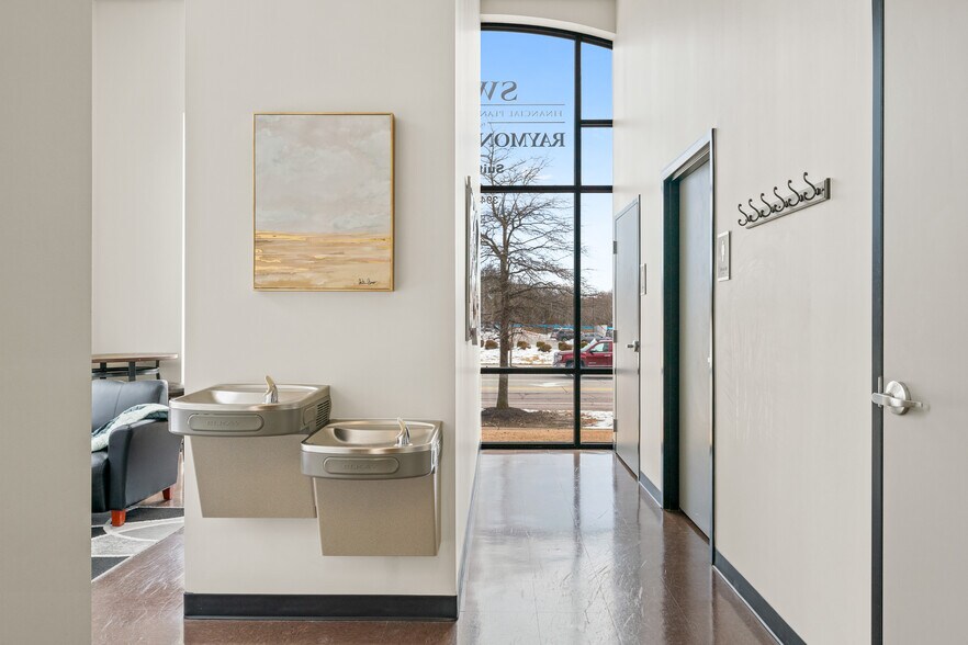 More Photos Of 3945 N Vantage Dr, Fayetteville Office For Sale