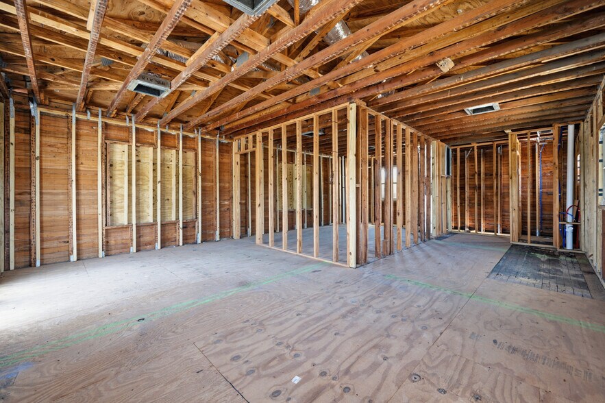 More Photos Of 527 N Dixie Hwy, Lake Worth Bar For Sale