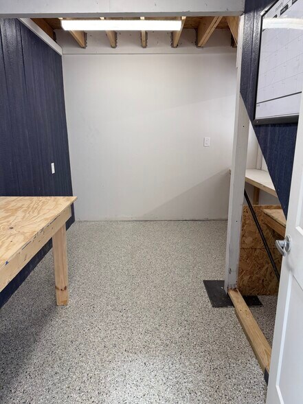 More Photos Of 517 N Lake Ave, Twin Lakes Showroom For Lease