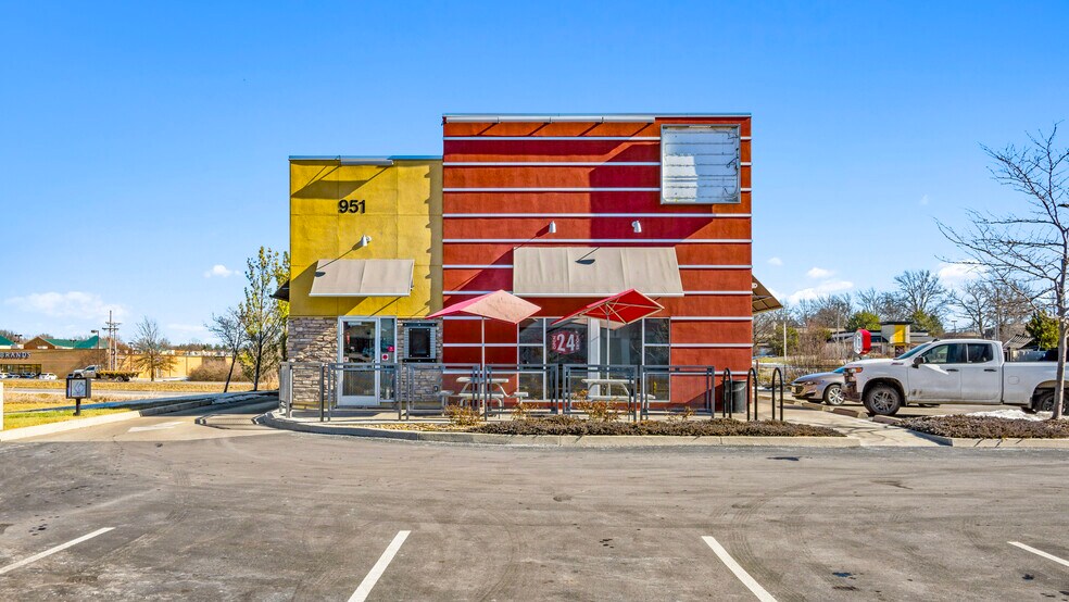 More Photos Of 951 NE Sam Walton Ln, Lee's Summit General Retail For Sale