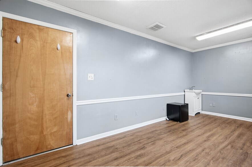 More Photos Of 411 Western Blvd, Jacksonville Office For Sale