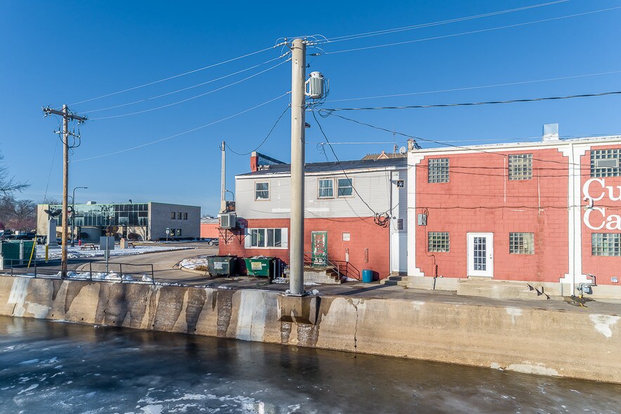 More Photos Of 318 W North Water St, New London Bar For Sale