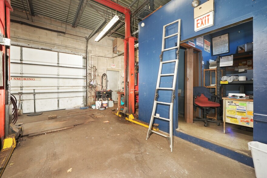 More Photos Of 6051 N California Ave, Chicago Auto Repair For Sale