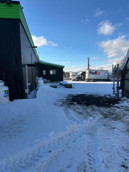 More Photos Of 368 Boul Croisetière N, Saint-jean-sur-richelieu Warehouse For Lease
