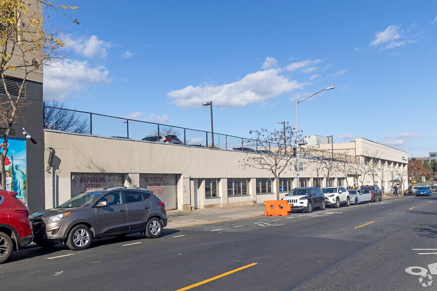 More Photos Of 696 E Fordham Rd, Bronx Office For Lease