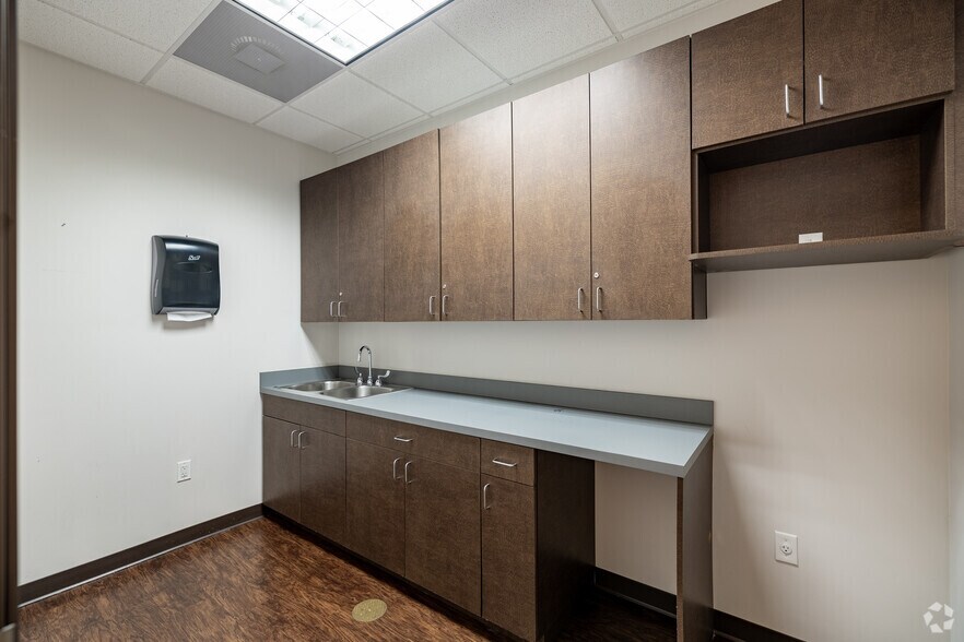 More Photos Of 13774 Plantation Rd, Fort Myers Medical For Lease