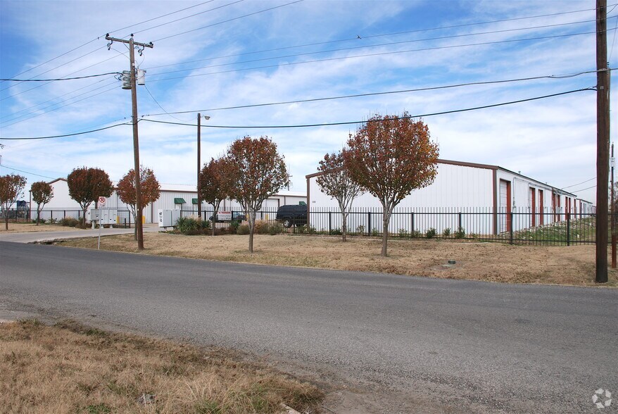 More Photos Of 5051 David Strickland Rd, Fort Worth Warehouse For Lease