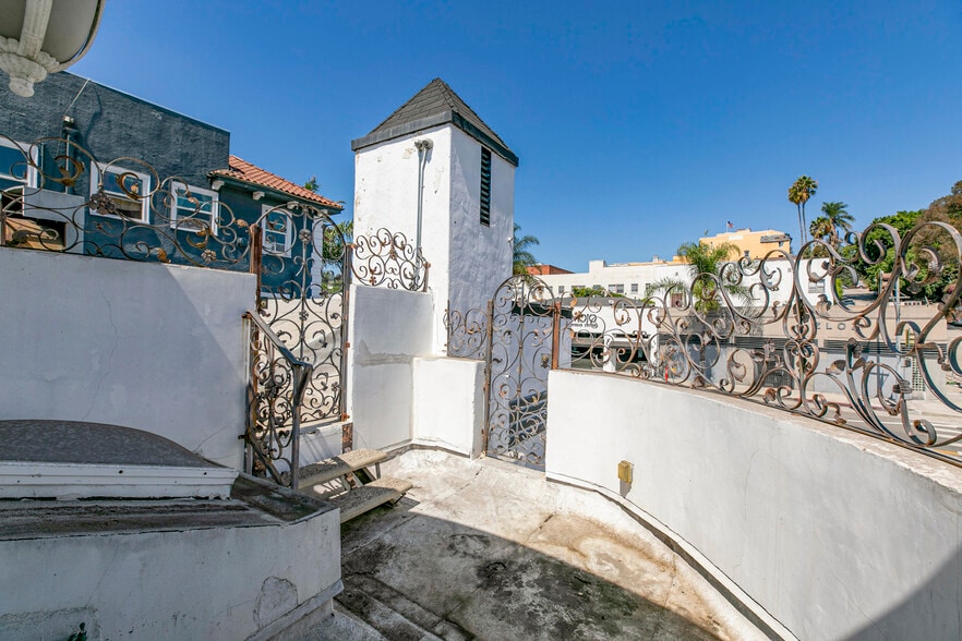 More Photos Of 6340 Yucca St, Los Angeles Restaurant For Lease