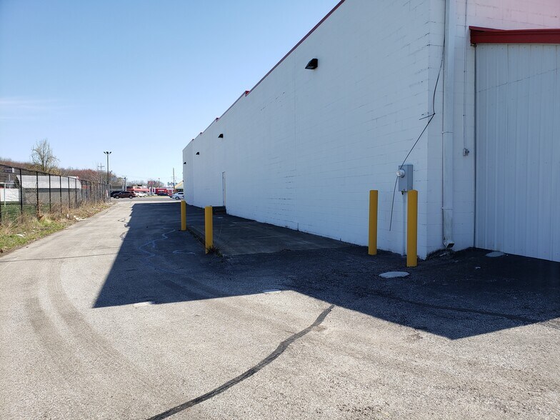 More Photos Of 2110-2130 N State Highway 7, North Vernon Freestanding For Lease