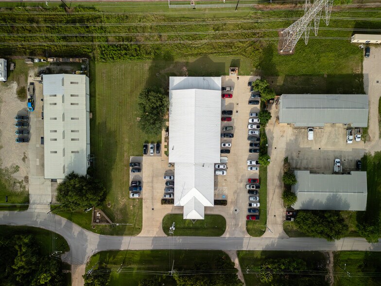 More Photos Of 321 S Persimmon St, Tomball Manufacturing For Lease