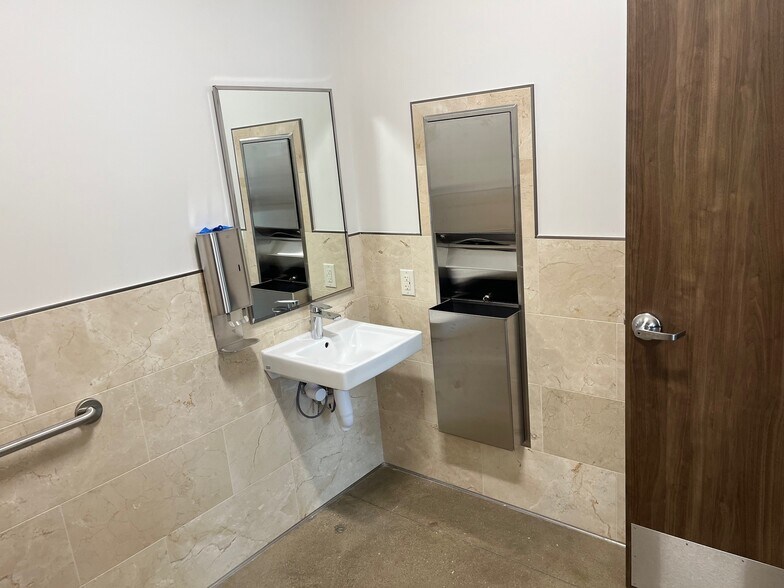 More Photos Of 1100 Lakeside Parkway, Flower Mound Industrial For Lease