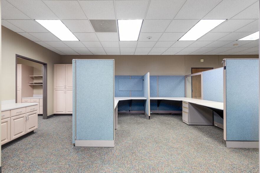 More Photos Of 212 S Main St, Grove Office For Sale