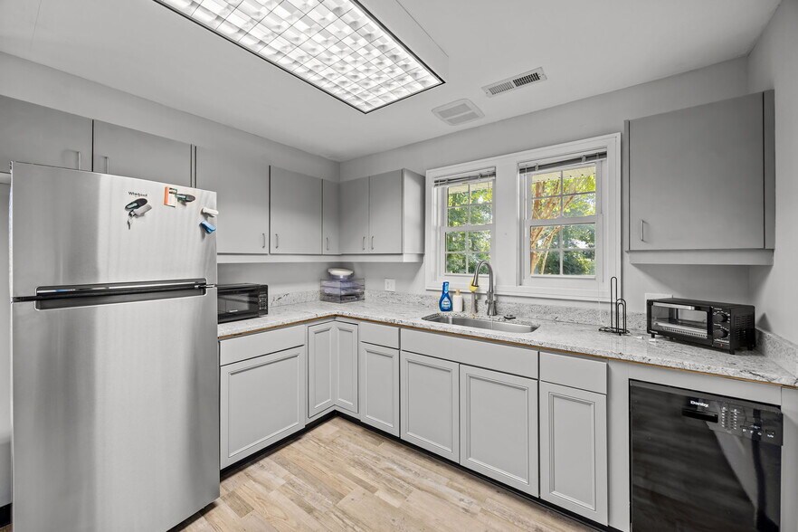 More Photos Of 44 Shoreline Dr, New Bern Medical For Sale