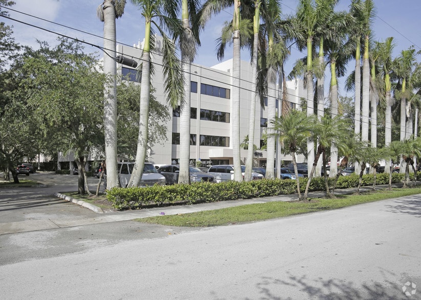 More Photos Of 15715 S Dixie Hwy, Miami Office For Lease