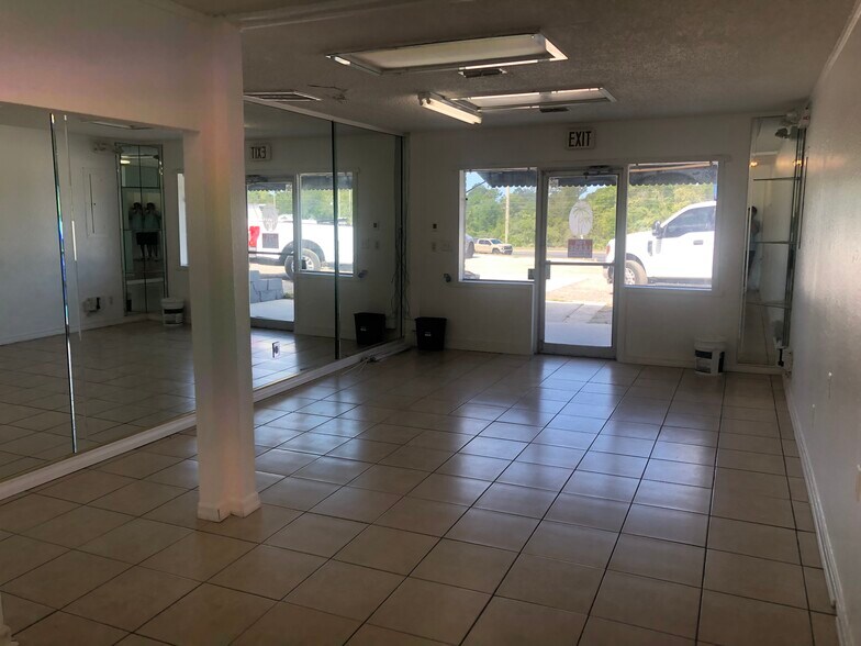 More Photos Of 18508-18510 US Highway 19, Hudson Light Manufacturing For Lease