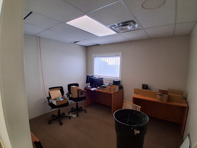 More Photos Of 2071 S Wellington Rd, Nanaimo Warehouse For Lease