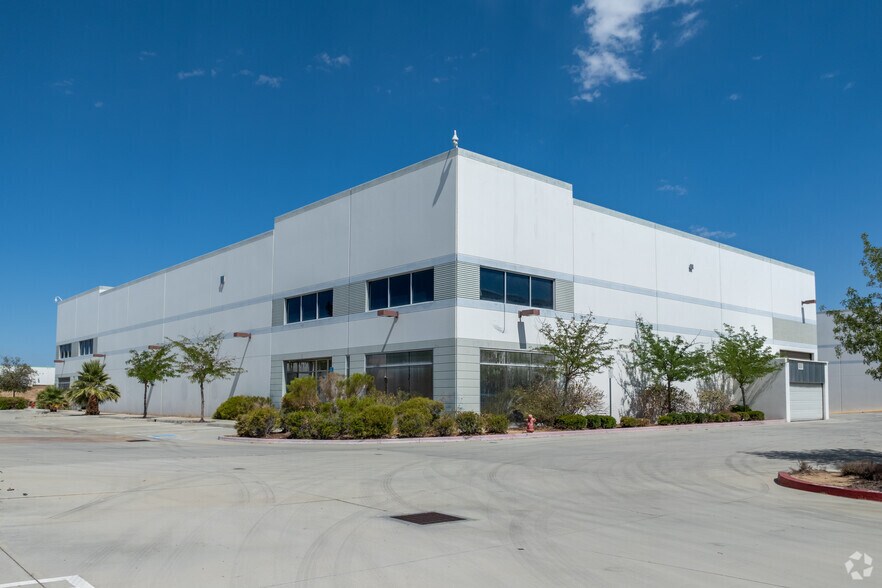 More Photos Of 114 Grand Cypress Ave, Palmdale Warehouse For Lease